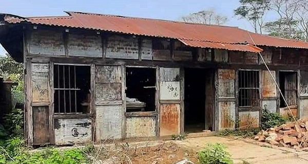 হারিয়ে যাচ্ছে গ্রাম বাংলার ঐতিহ্য কাছারি ঘর